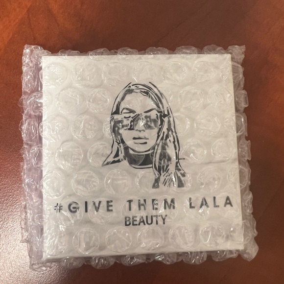 NIB #GIVE THEM LALA Beauty- Showstopper Highligther - Picture 4 of 4